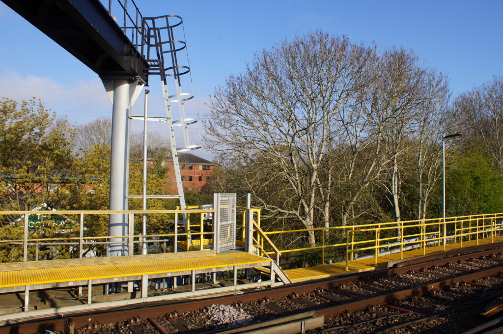 5 top tips on designing safe walkways for rail depots | Ezi Klamp Systems